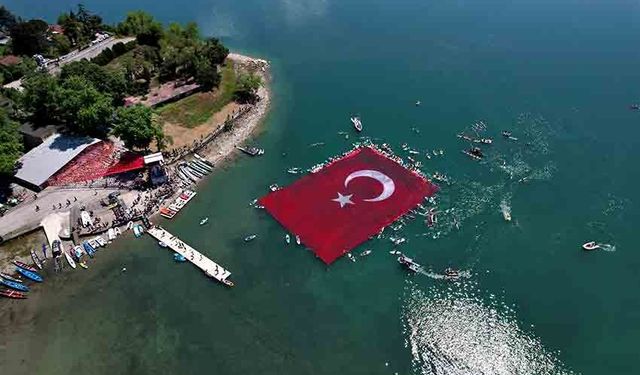 Tüyleri diken diken eden görsel şölen: Bin  923 metrekarelik dev bayrak açıldı