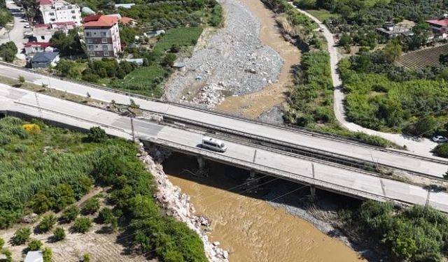 2 gence mezar olan Karaçay Köprüsü onarımı yapılarak trafiğe açıldı