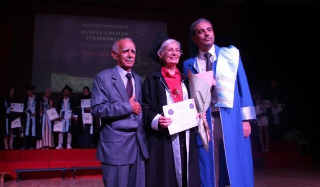 70 yaşında üniversite bitirdi, mezuniyet belgesini profesör oğlu verdi