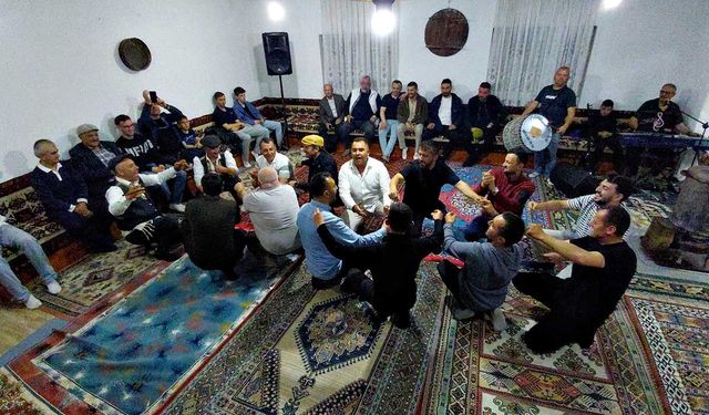 ‘Birikme Gecesi’ isimli orta oyun yüzleri güldürdü