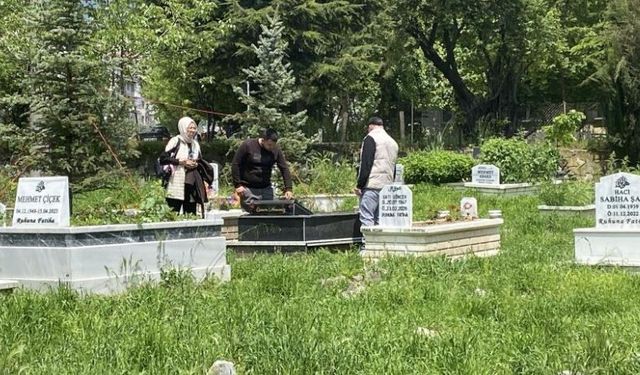 Bolu'da vatandaşlar arefe günü kabir başında dua etti