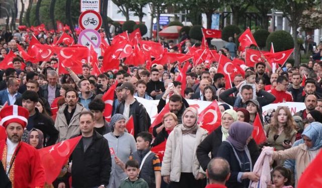 Yüzlerce Bolulu 200 metrelik Türk bayrağı eşliğinde yürüdü