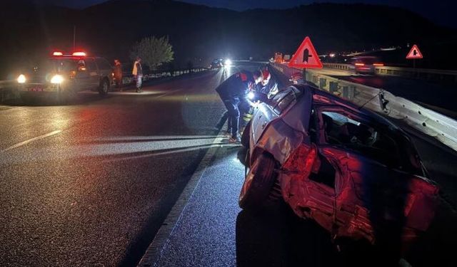 Tosya'da otomobil bariyerlere çarptı: 2 yaralı