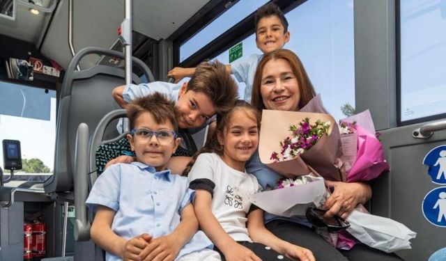 Direksiyon başında bir anne, durakta bekleyen dört kalp