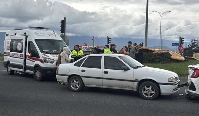 Trafik ışıklarında kaza; 1 yaralı