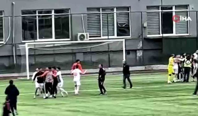 Karabük'te 1. Amatör Lig maçında saha karıştı