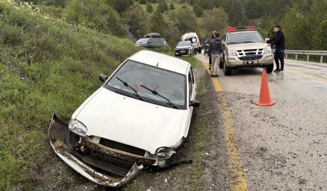 Kontrolden çıkan otomobil şarampole çarptı: 3 yaralı