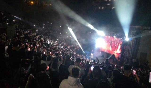 Karadeniz Ereğli'de Wegh rüzgarı; gençler konserde coştu