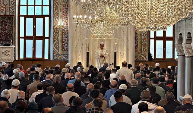 Kurban Bayramı namazı yoğun katılımla eda edildi