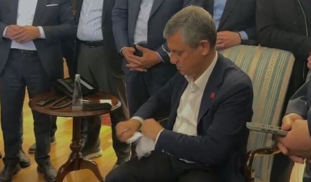 Özgür Özel kendisine verilen mutlak butlan tebligatını yırttı