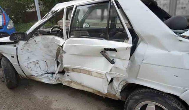 Tıra Çarpan Otomobil Hurdaya Döndü: 2 Yaralı