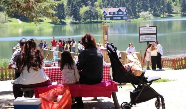 Tatilciler bayramda Gölcük’e akın etti