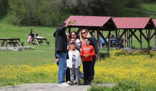 Tatilciler güzel havanın tadını Abant'ta çıkardı