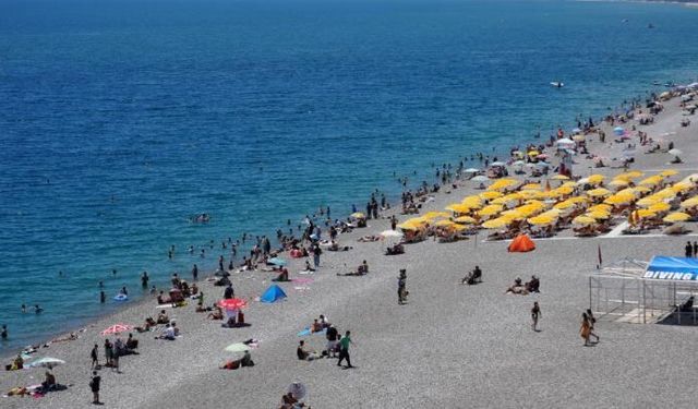 Bayramın ilk gününde tatilciler Antalya sahillerine akın etti