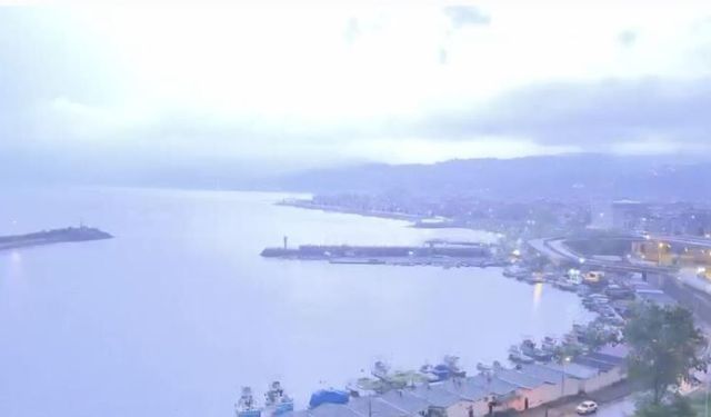 Trabzon’da şimşek fırtınası geceyi aydınlattı