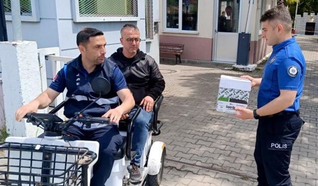 Yaralı kırlangıca polis şefkati