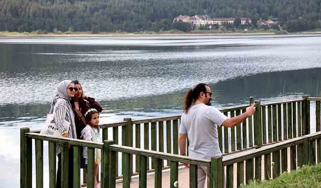 Abant ve Gölcük Dolup Taştı: 9 Günde 16 Bin Araç Giriş Yaptı
