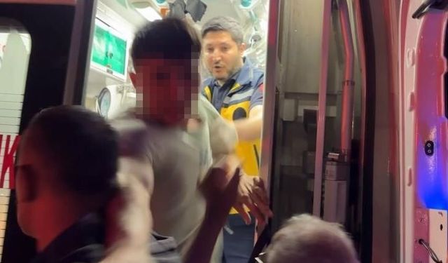 Ambulanstan fırlayıp gazeteciye böyle saldırdı