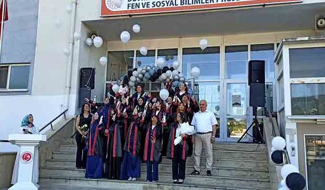 Devrek’te İmam Hatiplilerden mezuniyet sevinci
