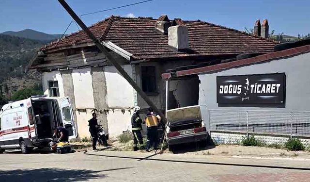 İş yerinin depo duvarına çarpan otomobildeki yaşlı karı koca hayatını kaybetti
