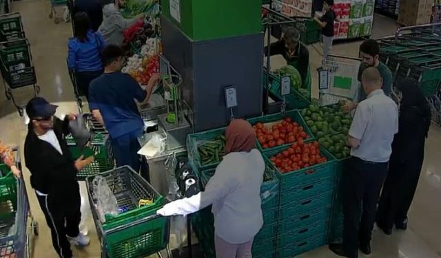Markette çanta hırsızlığı kamerada