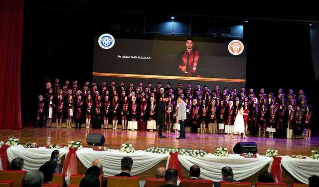 Mezuniyet coşkusu: 115 doktor sağlık ordusuna katıldı