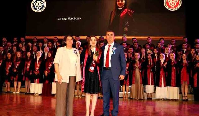 Profesör anne ve babanın gurur günü: Kızları da doktor oldu