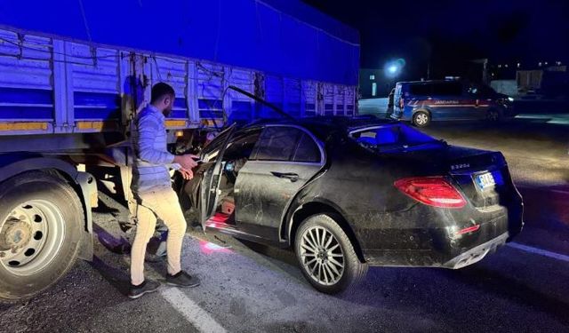 Lüks otomobil tırın altına girdi! 1 kişinin durumu ağır
