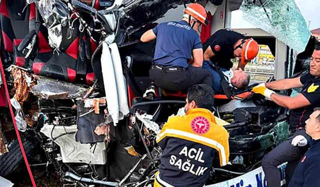 Yolcu otobüsünün bariyerlere çarptığı kazada ağır yaralanan kişi öldü