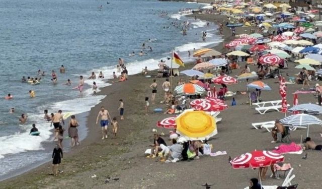 Sıcak havayı fırsat bilenler Akçakoca sahillerine akın etti