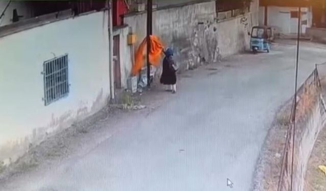 Elektrik direğindeki yatak örtüsünü alıp gitti