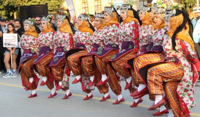 "38. Uluslararası Hitit Fuar ve Festivali" kortej yürüyüşüyle başladı
