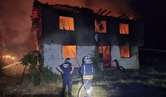 Elektrik kontağından çıkan yangında 2 katlı ev küle döndü
