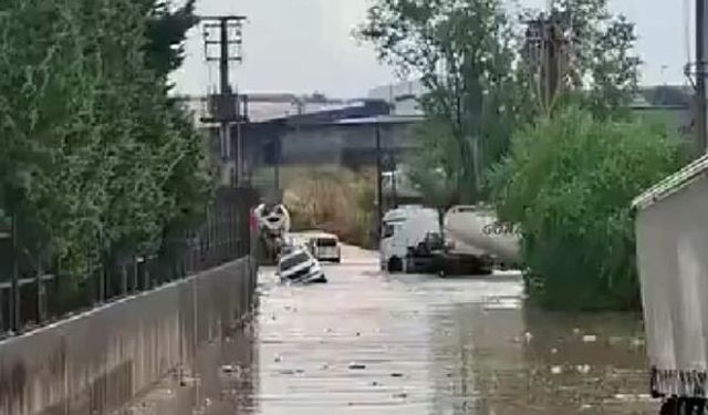 Kocaeli'yi sağanak vurdu: Araçlar mahsur kaldı