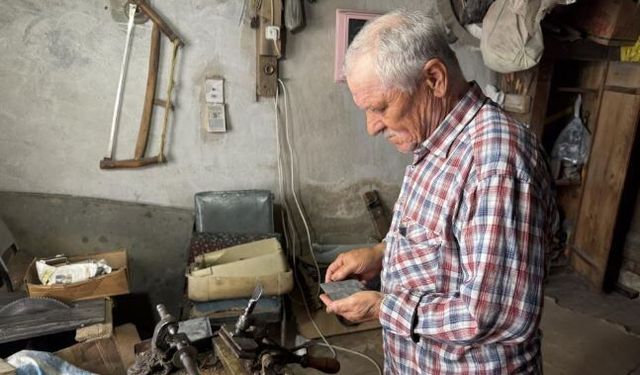 Bolu’da 50 yıldır manda boynuzundan tarak yapıyor