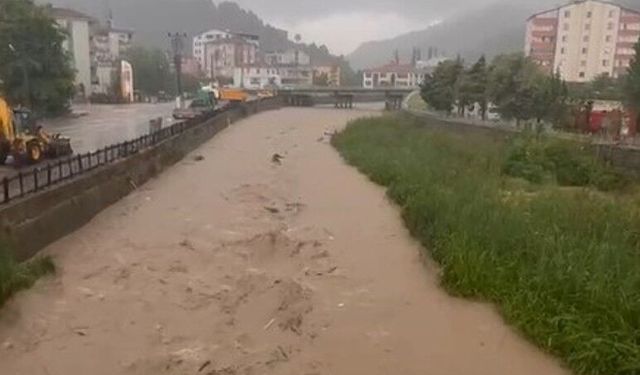 Kastamonu'da metrekareye 130 kilogram yağış düşen ilçede su baskınları yaşandı
