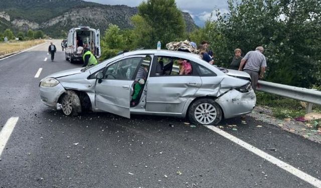 Otomobil demir bariyerlere çarptı: 5 yaralı