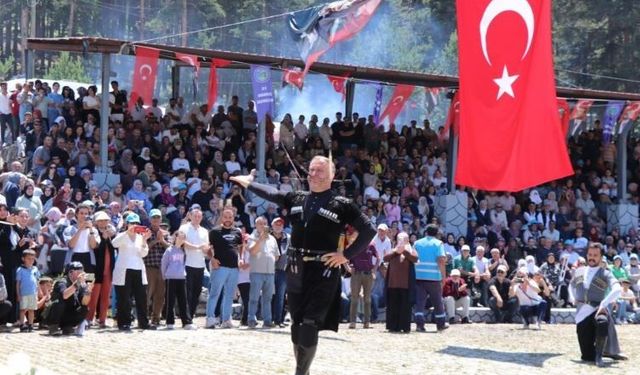 Şenkaya’da Bal Festivali'nde rekor katılım: 20 bin kişi Şirankes'te buluştu