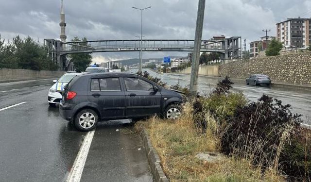 Su birikintisine kapılan araç, refüjde aydınlatma direğine çarptı: 3 yaralı