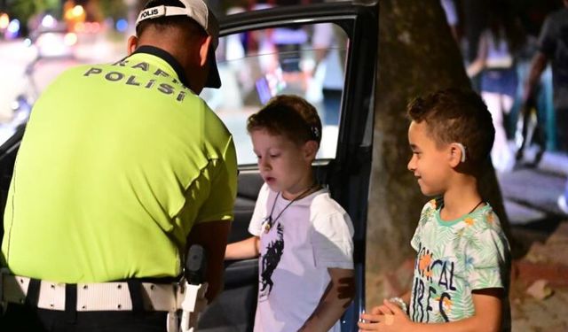Trafik polislerinden işitme engelli kardeşlere yürek ısıtan sürpriz