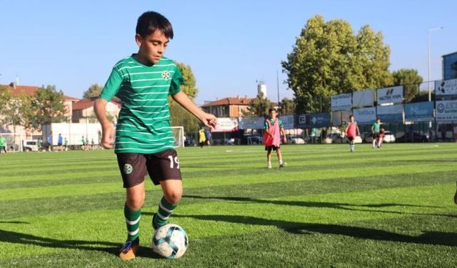 Yenilenen zeminde ilk antrenmana hevesle çıktılar