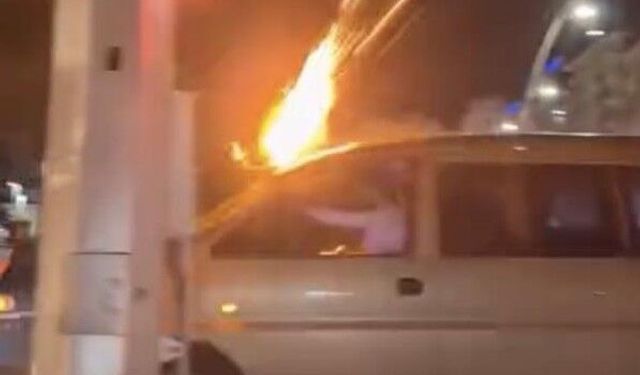 Düğün konvoyunda pes dedirten görüntü: Araç üzerinden havai fişek attılar