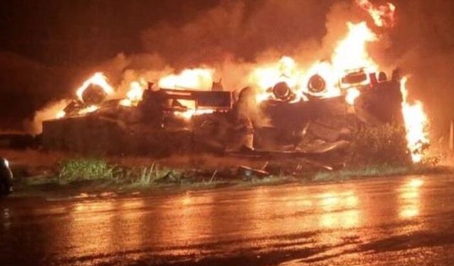 Çorum'da devrilen tır alev topuna döndü