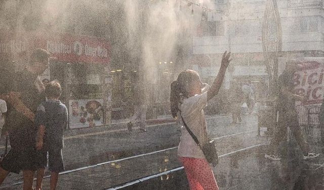 Fıskiye sistemi, kavurucu sıcakta çocuklara ve yetişkinlere eğlence dolu nefes oldu