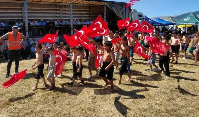 Geleneksel ‘Acısu Bayramı’ yüzlerce kişinin katılımıyla gerçekleştirildi