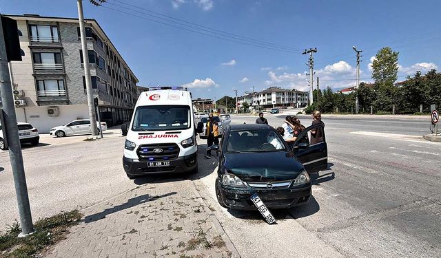 Işıkta aniden şerit değiştiren araca, otomobil çarptı