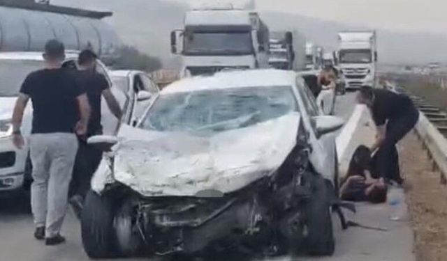 Kontrolden çıkan otomobil tıra ve bariyerlere çarptı: 3 yaralı
