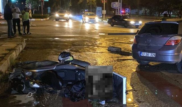 Motosikletle çarpışan otomobil direği yıktı: 5 yaralı