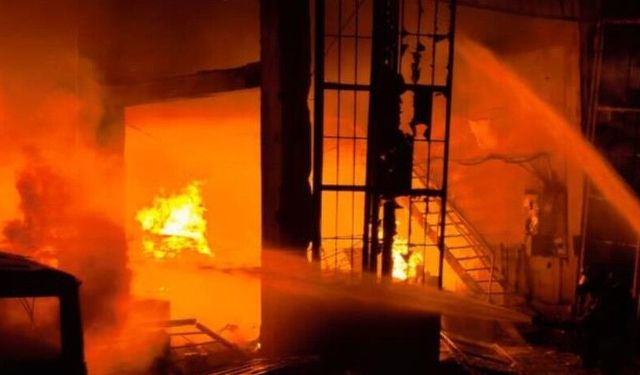Mühürlü boya imalathanesinde yangın: 3 iş yeri zarar gördü