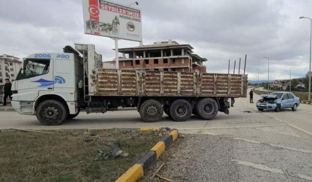 Kastamonu'da otomobil ile kamyon çarpıştı: 4 yaralı